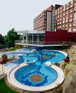 Danubius Thermal Hotel Aqua - 4-звездный термальный и велнес-отель в г. Хевиз - бассейн отеля