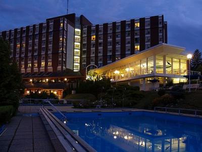 Piscine extérieure à nuit de l'Hôtel Danubius Health Spa Resort Aqua à Heviz - ✔️ ENSANA Hôtel thérmal Aqua**** Heviz - Danubius Health Spa Resort Hotel Aqua Heviz 