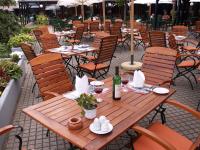 Prima colazione sulla terrazza dell'albergo 4 stelle Danubius Hotel Buk