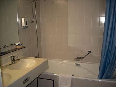 Badkamer in het viersterren Wellness Spa Hotell - Bathroom - Thermal and conference Hotel Helia - Boedapest - ✔️ Hotel Helia**** Budapest - Thermaal en conferentiehotel Boedapest