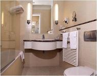 Salle de bains élégante et confortable à Budapest dans l'hôtel Astoria