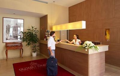 Erzsebet Kiralyne Hotel - recepció en Godollo con reserva online, cerca de Hungaroring - ✔️ Hotel Erzsebet Kiralyne*** Godollo - Descuneto hotel de tres estrellas en Godollo, cerca de Fórmula 1