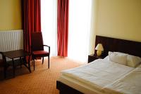 Zimmer mit Doppelbett im Hotel Falukozpont Ujhartyan