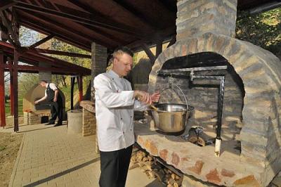 Hotel Fried Simontornya - het kasteelhotel biedt gasten lekkere grillgerechten aan - ✔️ Fried Kasteelhotel Simontornya - kasteelhotel en restaurant in een prachtig Frans park in Simontornya, Hongarije