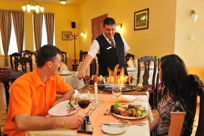 Hotel Castel Fried în Simontornya - restaurant şi pivniţă proprie cu specialităţi de vinuri - ✔️ Fried Hotel de Castel Simontornya - hotel elegant de patru stele , de tip castel la un preţ accesibil în Simontornya