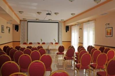 Hotel Castillo en Simontornya - Hotel Castillo Fried - la sala de reuniones es ideal para organizar conferencias y eventos - ✔️ Hotel Castillo Fried Simontornya - hotel castillo de 3 estrellas en Simontornya a precio accesible