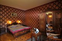 Fried Kastélyszálló - シモトロニャの城ホテル内、洗練された家具が配置されたエレガントなダブルル－ムの客室