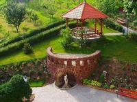 La place de party du jardin á Simontornya en Hongrie - L'Hôtel de Château Fried avec le parc grand