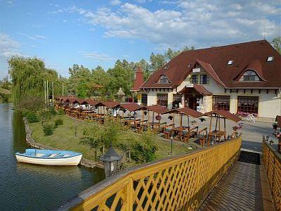 Fűzfa Hotel och Thermal Park Poroszlo - Specialhalvpension paket, hotell och pilträd Houses - ✔️ Fűzfa Pihenőpark*** Poroszló - Special Wellness och Thermal Hotel i sjön Cabins fogde