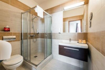 Garzon Plaza Hotel Győr - bagno con doccia al Garzon Plaza Hotel - ✔️ Garzon Plaza Hotel Győr**** - le offerte a prezzi bassi del Garzon Plaza Hotel di Gyor