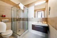 Garzon Plaza Hotel Győr - bagno con doccia al Garzon Plaza Hotel