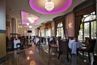 Restaurant van het Grand Hotel Glorius in Makó, in prachtige omgeving