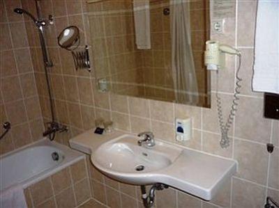 Szép és modern fürdÅszoba a 4 csillagos golden park hotelben