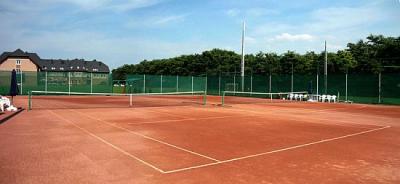 Cancha de tenis del Hotel Granada en Kecskemet - ✔️  Granada Wellness Hotel Kecskemet**** - hotel de 4 estrellas a precio reducido en Kecskemet