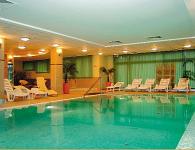 Zwembad in de wellnessafdeling van Hotel Granada Kecskemet