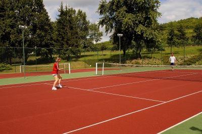 Cancha de tenis del Hotel Castillo Conde Degenfeld en Talca - ✔️ Grof Degenfeld Kastelyszallo**** - Hotel Palacio Degenfeld