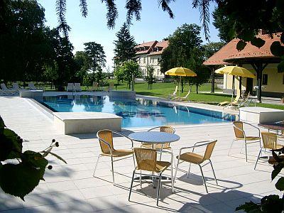 Piscine extérieure à l'Hôtel du châteaux Comte Degenfeld - hôtel à 4 étoiles - Hongrie - ✔️ Grof Degenfeld Kastelyszallo**** - Château Hôtel Degenfeld