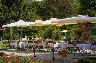 Terrasse im Graf Degenfeld Schloßhotel in Tarcal, im Tokajer Weingebiet - ✔️ Grof Degenfeld Kastelyszallo**** - Schlosshotel Graf Degenfeld in Tarcal, Ungarn