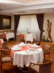 Restauracja - Hotel **** Kalvaria - tanie hotele i noclegi w Gyor - ✔️ Hotel Kálvária**** Győr - tanie noclegi w hotelu Kálvária w Gyor, 