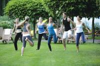 Naturmed Hotel Carbona in Heviz, Hongarije - aerobics lessen in de tuin van het hotel - pakketaanbiedingen in Hotel Carbona