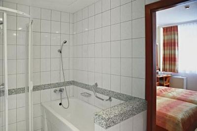 Badrum - NarturMed Hotel Carbona Heviz - ✔️ NaturMed Hotel Carbona**** Hévíz ✔️ Temal hotell i Heviz