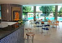 Wellness Wochenende Budapest . Bar des Schwimmbades im Holiday Beach Wellnesshotel Budapest