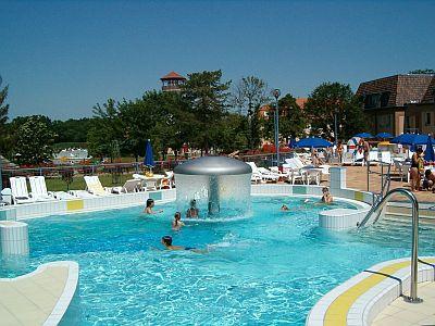 Adventure bath of Gyoparosfurdo with indoor and outdoor pools and big park - wellness weekend - ✔️ Alföld Gyöngye Hotel*** Orosháza - Cheap accommodation with half board and spa tickets in Oroshaza