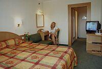 Sypialnia z łóżkiem małżeńskim - Hotel Annabella - Balatonfured nad Balatonem