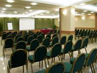 Sala de conferencias con luz natural en el hotel Arena Budapest