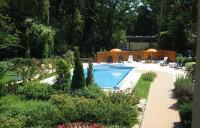 La piscina esterna dell'Hotel Bassiana - hotel a Sarvar vicino alle Terme 