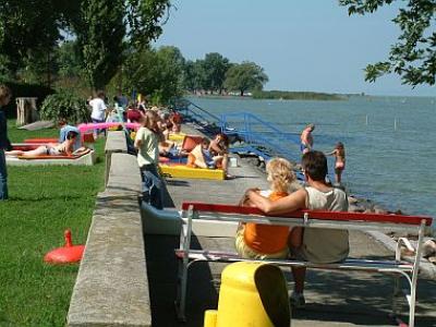 Plaża nad wodą - Hotel Boglar Balatonboglar - trzygwiazdkowy hotel w Balatonboglar nad Balatonem - Hotel Boglar - Balaton - Balatonboglar - Tani hotel z półpensjonatem nad Balatonem