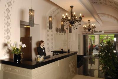 Reception i Hotell Carat Budapest - 4 stjärniga Hotell i Budapest - Hotell Carat Budapest -  fyrastjärniga hotell vid prommenad gatan i Budapest