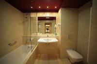 Элегантная ванная комната в люкс-отеле Hotel Castle Garden