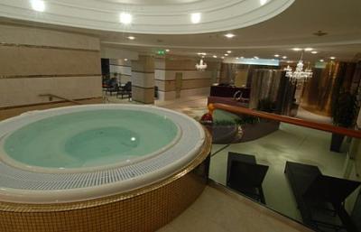 5* Hotel Divinus Debrecen - un jacuzzi en el área de bienestar - ✔️ Hotel Divinus***** Debrecen - Hotel wellness y selfness en Debrecen