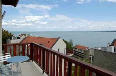 Habitacion de hotel con panoramica del lago Balaton, en el Echo Residence All Siute Luxurí Hotel en Tihany  - ✔️ Hotel Echo Residence All Suite Hotel Tihany - hotel en Tihany