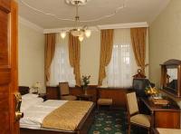 Habitación doble en el Hotel Park Eger - habitación elegante con  ventanas grandes