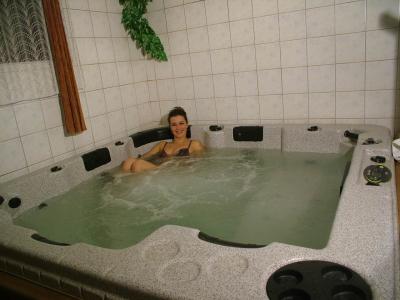 Jacuzzi în hotelul Hajnal - Hotel Hajnal Mezokovesd - Spa şi wellness în Ungaria - ✔️ Hotel Hajnal*** Mezőkövesd - Hotel de wellness în apropierea băii termale din Zsor