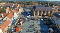 Hotel de 3 estrellas en Koszeg - vista panorámica maravillosa de la terraza del Hotel Irottko a la plaza mayor de Koszeg