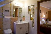 Elegancki pokój i łazienka w Hotelu Isabell Gyor w centrum miasta
