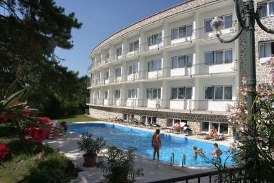 Piscina al aire libre en el jardín del Hotel Kikelet - hotel de 4 estrellas en Pecs - ✔️ Hotel Kikelet Pecs**** - Hotel wellness en Pecs, en la capital cultural de Europa