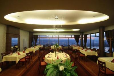 Restaurante elegante con panorama maravilloso en el Hotel Kikelet Pecs - ✔️ Hotel Kikelet Pecs**** - Hotel wellness en Pecs, en la capital cultural de Europa