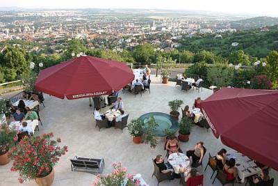 Terasse mit Panoramablick auf das Mecsek-Gebirge im Hotel Kikelet in Pecs - ✔️ Hotel Kikelet Pecs**** - Wellnesshotel in Pecs, in der kulturellen Hauptstadt Europas