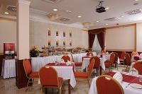 Hermoso restaurante en Eger en el Hotel Kodmon de 4 estrellas, en pleno centro de la ciudad