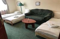 Hotel Korona Pension oferuje bezpłatne pokoje z trzema łóżkami