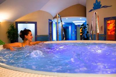 El jacuzzi del hotel Kristaly en Keszthely al lago Balaton. Paquetes bienestar.- - ✔️ Hotel Kristaly Keszthely**** - Hotel de bienestar Kristaly al lado del lago Balaton en precios accesibles