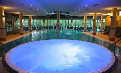 Wellness weekend in het Lotus Therme Hotel and Spa in Heviz, Hongarije - buitenbad van het vijfsterren hotel - ✔️ Lotus Therme Hotel***** Heviz - het meest exclusieve vijfsterren wellnesshotel in Heviz, Hongarije