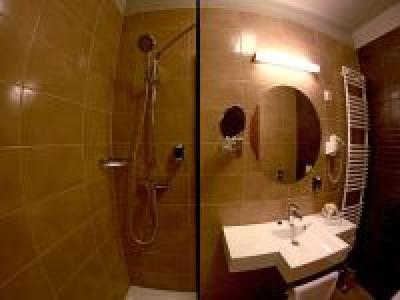 Mercure Hotel Magyar Kiraly - alojamiento con descuento en Szekesfehervar - cuarto de baño - ✔️ Mercure Hotel Magyar Kiraly**** Szekesfehervar -  hotel de 4 estrellas en Szekesfehervar a precio favorable