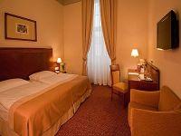 Sypialnia z łóżkiem małżeńskim w Hotelu Magyar Kiraly w centrum miasta Szekesfehervar