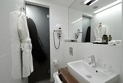 Badkamer in het viersterren Boedapest hotel Mercure City Center, hotels In Boedapest - ✔️ Hotel Mercure Budapest City Center in Boedapest - viersterren hotel op de bekende voetgangerstraat Vaci in de binnenstad van Boedapest