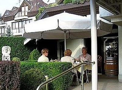 Terrasse im Hotel Molnar in Buda, auf dem Szechenyi-Berg, im schönsten Grünviertel von Budapest - Hotel Molnar Budapest - schönes und billiges Hotel in Buda